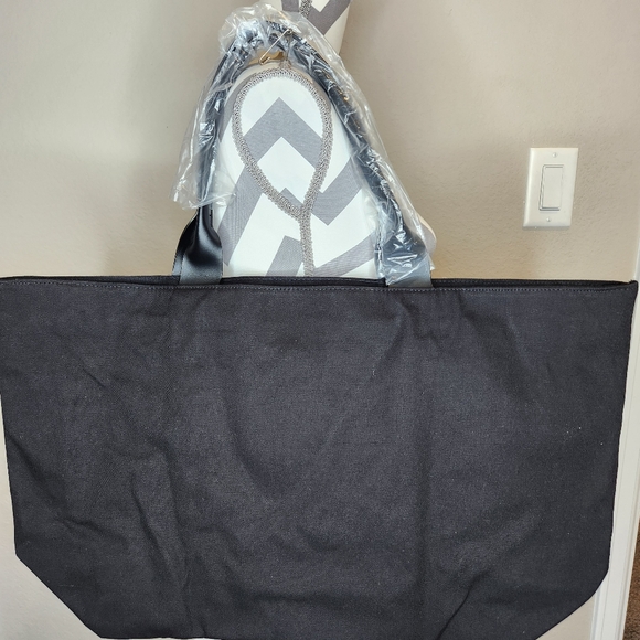 NWT VICTORIA'S SECRET Sequin Tote Bag with bonus wristlet. Silver/black - Picture 4 of 5